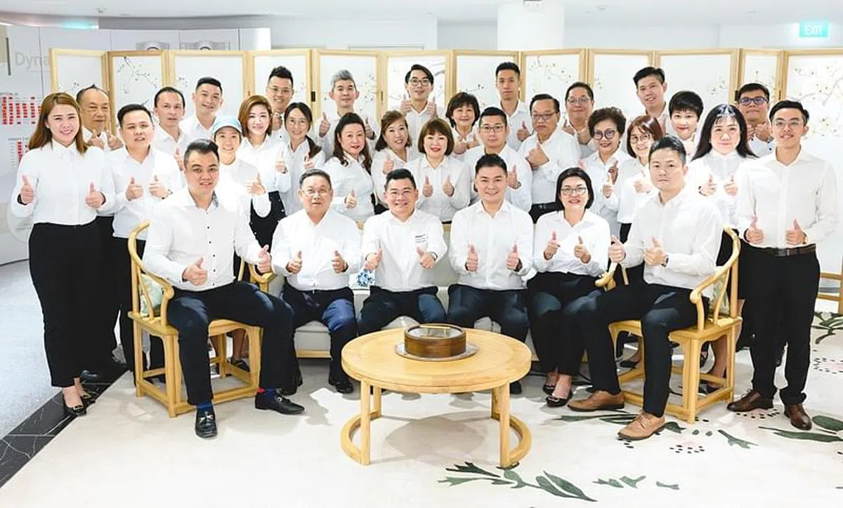 以冯健特（前排左三）为首的富贵开发销售代理团队人数上千，其中活跃代理服务专员多达一两百人。（图/受访者提供）