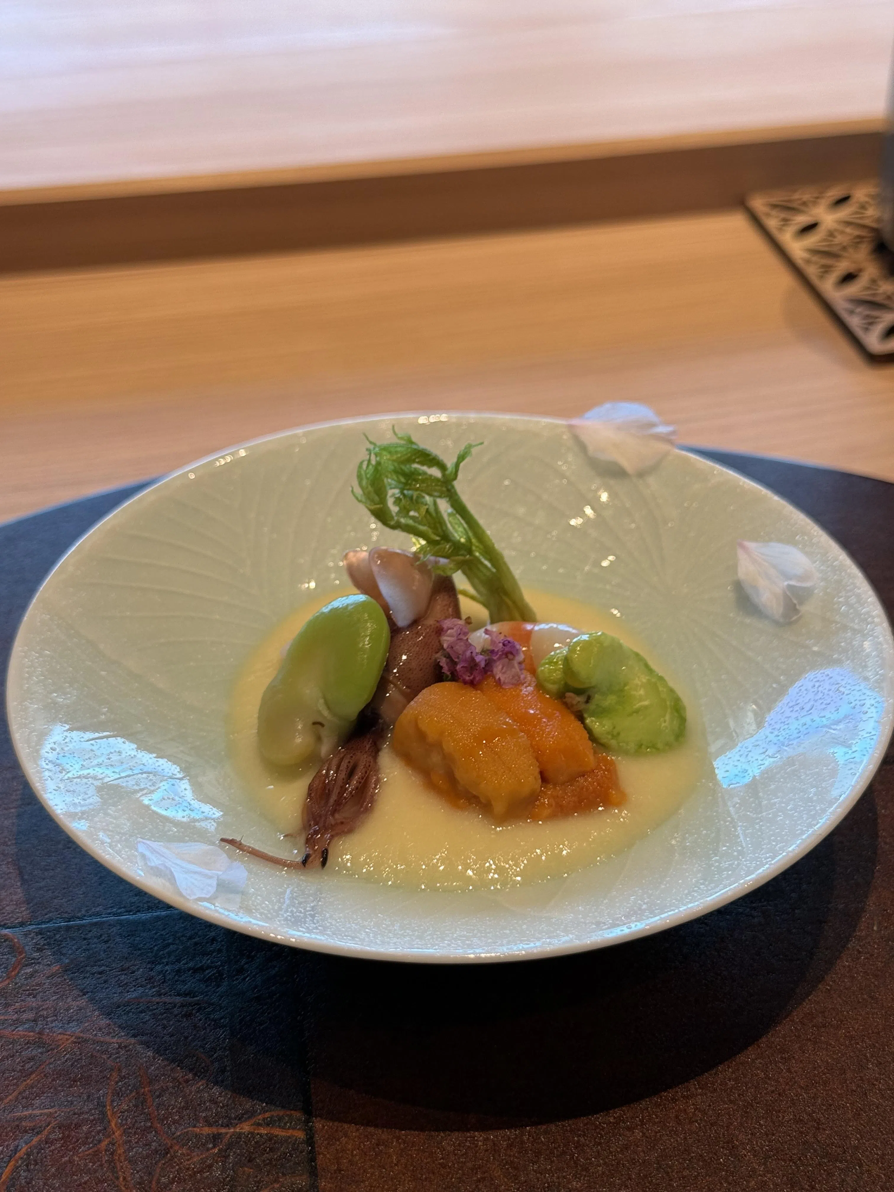 瑞兆“颜色菜单”中的前菜，白芦笋泥清甜细腻，搭配虾与萤火虫鱿鱼的鲜美、索拉豆的甘甜与海胆的浓郁，层次丰富而春意盎然。（叶晓虹摄）