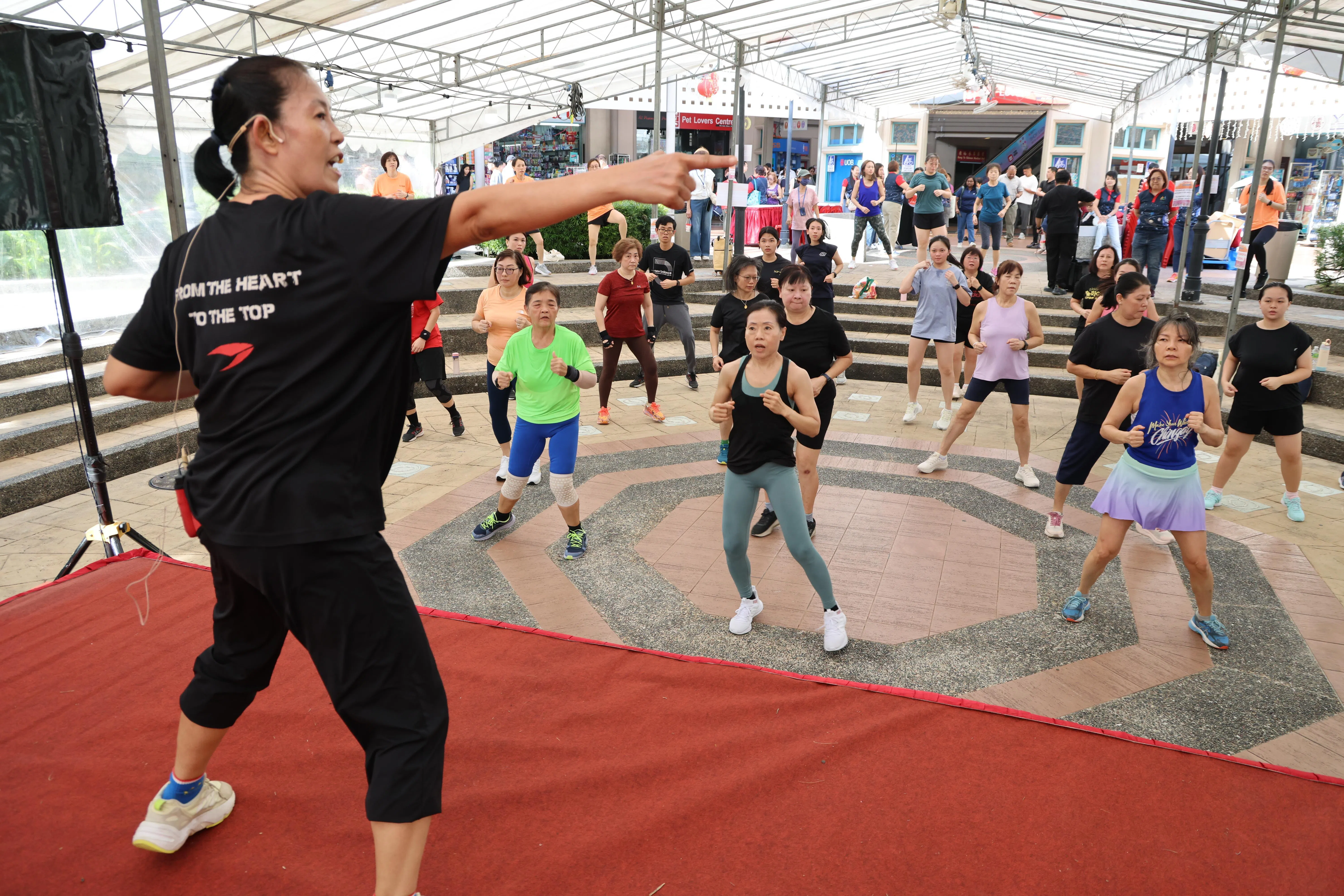 配合三八国际妇女节，人民协会星期天（3月8日）在兀兰坊举行三巴旺西妇女节庆祝活动，活动现场安排健身活动鼓励妇女保持身心活跃，也设跳蚤市场邀请女性居民设立摊位，展现创业精神。（梁麒麟摄）
