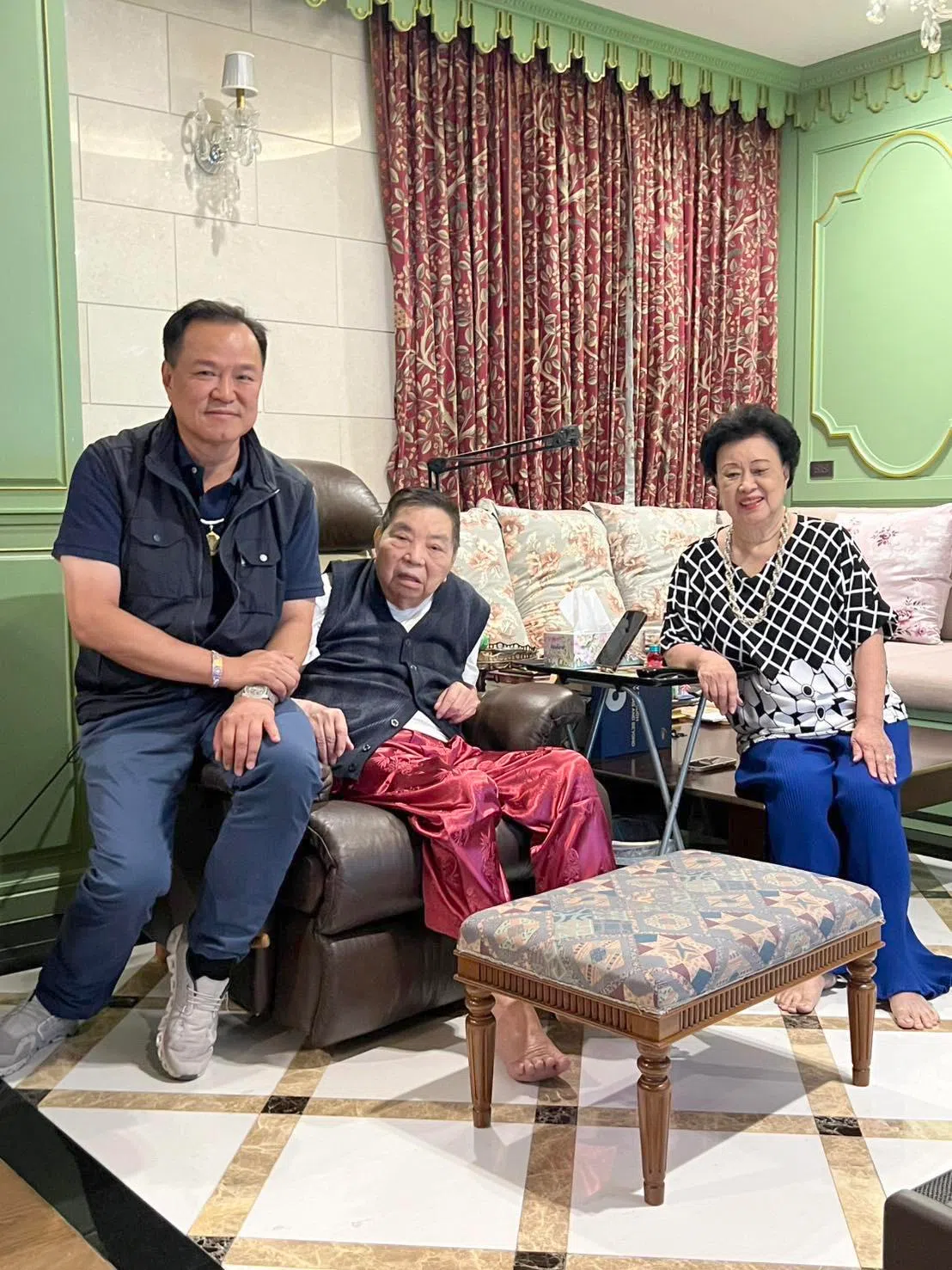 阿努廷（左一）出身于显赫的华裔政商世家，父亲陈景镇（左二）创办了泰国数一数二的建筑企业。阿努廷说，父母都是祖籍中国广东的华人，祖先来自广州，他们家保持说粤语的习惯。（取自阿努廷脸书）