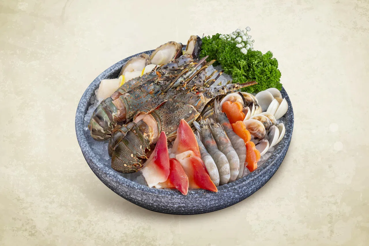 海龙王套餐包含龙虾、海蚌、日本干贝、多曼鱼片、鲍鱼、白虾和花蛤，并配有蔬菜拼盘和椰子鸡汤。（餐馆提供）