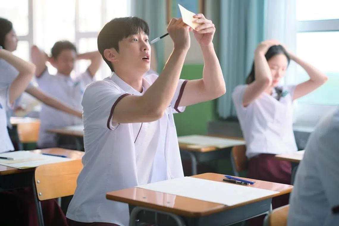 今年33岁的振永外表带有稚气，扮演学生没有违和感。（华纳兄弟提供）