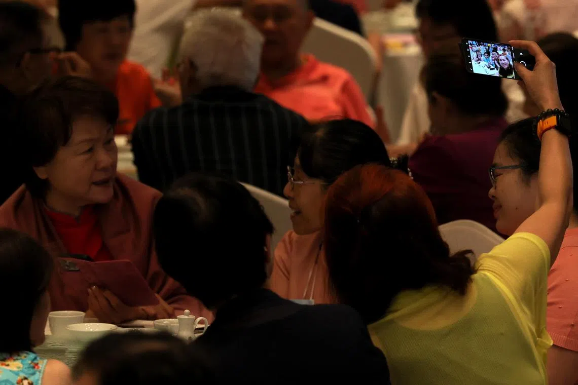 宾客拍照留影，乐在其中。（龙国雄摄）