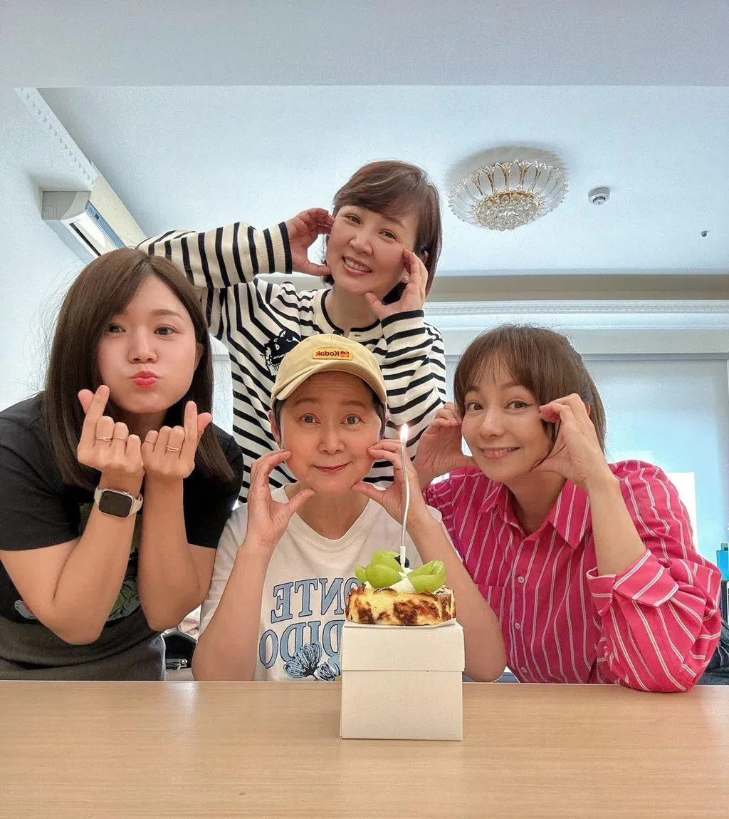 郁方（后排）和季芹（前排右）为王月（前排中）庆生。（取自艺人脸书）