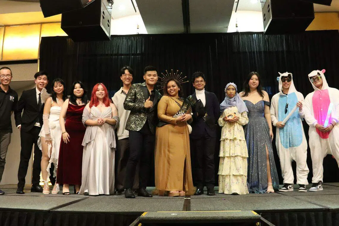 晚会 “国王” 与 “王后” 和其他候选人合照。（作者提供）