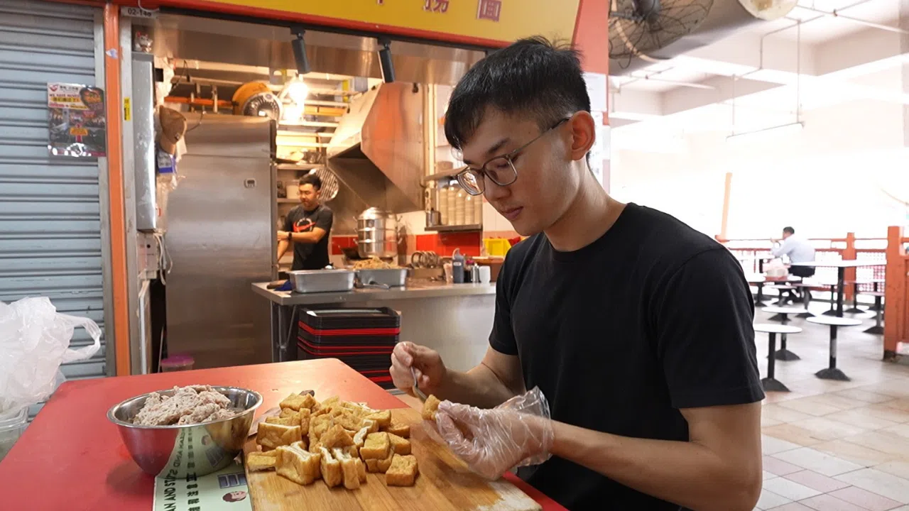 李彦智每天都须亲手制作酿豆腐。（视频截图）