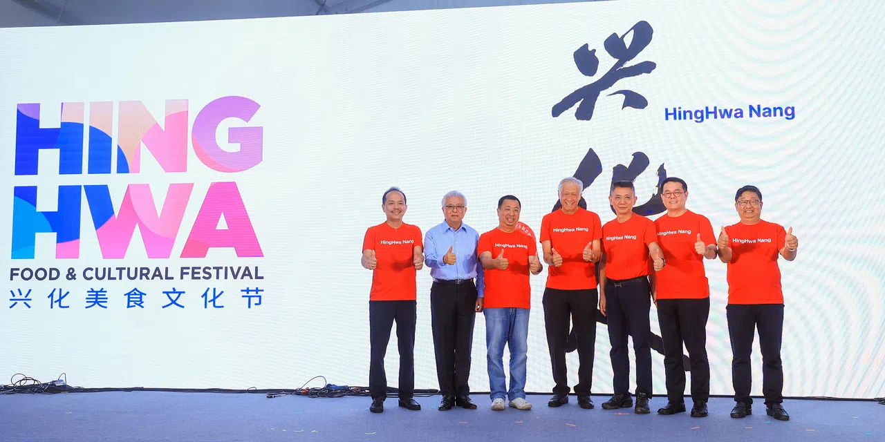 国防部长黄永宏医生（中）、新加坡宗乡会馆联合总会会长蔡其生（左二）、莆仙同乡联合会会长方志忠（左三）一起在台上为兴化美食文化节揭幕。莆仙同乡联合会副会长张志建（左一）、执行会长吴伟（左五起）、 副会长周家萌、副会长陈金勇也一起合影。（吴先邦摄）