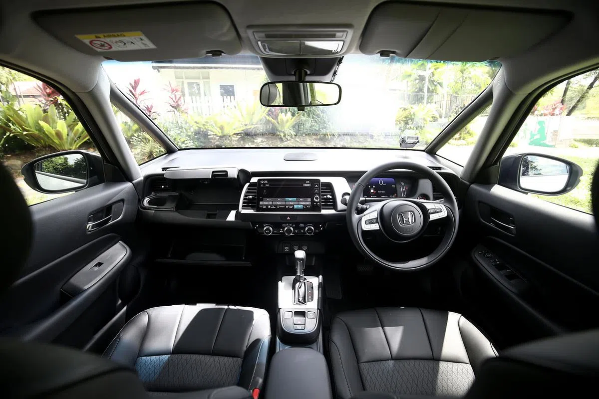 车内空间宽敞，A柱的明亮玻璃窗消除了车子转弯可能存在的盲点风险。