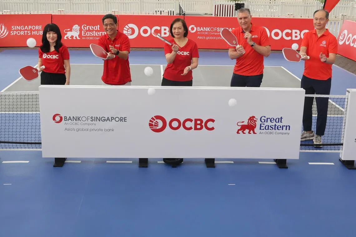 华侨银行集团品牌与传播部总裁高菁菁（左起）、新加坡银行首席执行官巫毅盛、华侨银行集团首席执行官黄碧娟、大东方人寿保险集团行政总裁邢格理（Greg Hingston）和活力加冷体育管理私人有限公司首席执行官郭瑞光以开球的形式为匹克球新设施和锦标赛举行发布仪式。（邬福梁摄）