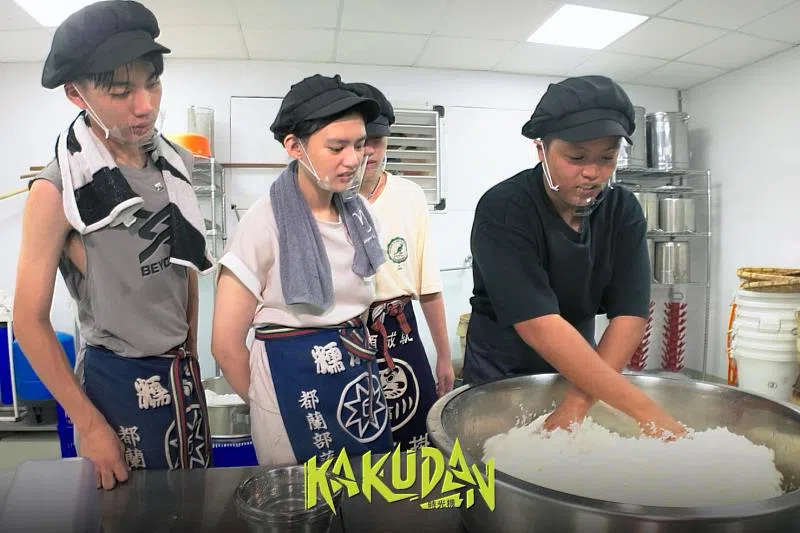 《kakudan时光机》主持人学习原住民的酿酒法。（互联网）