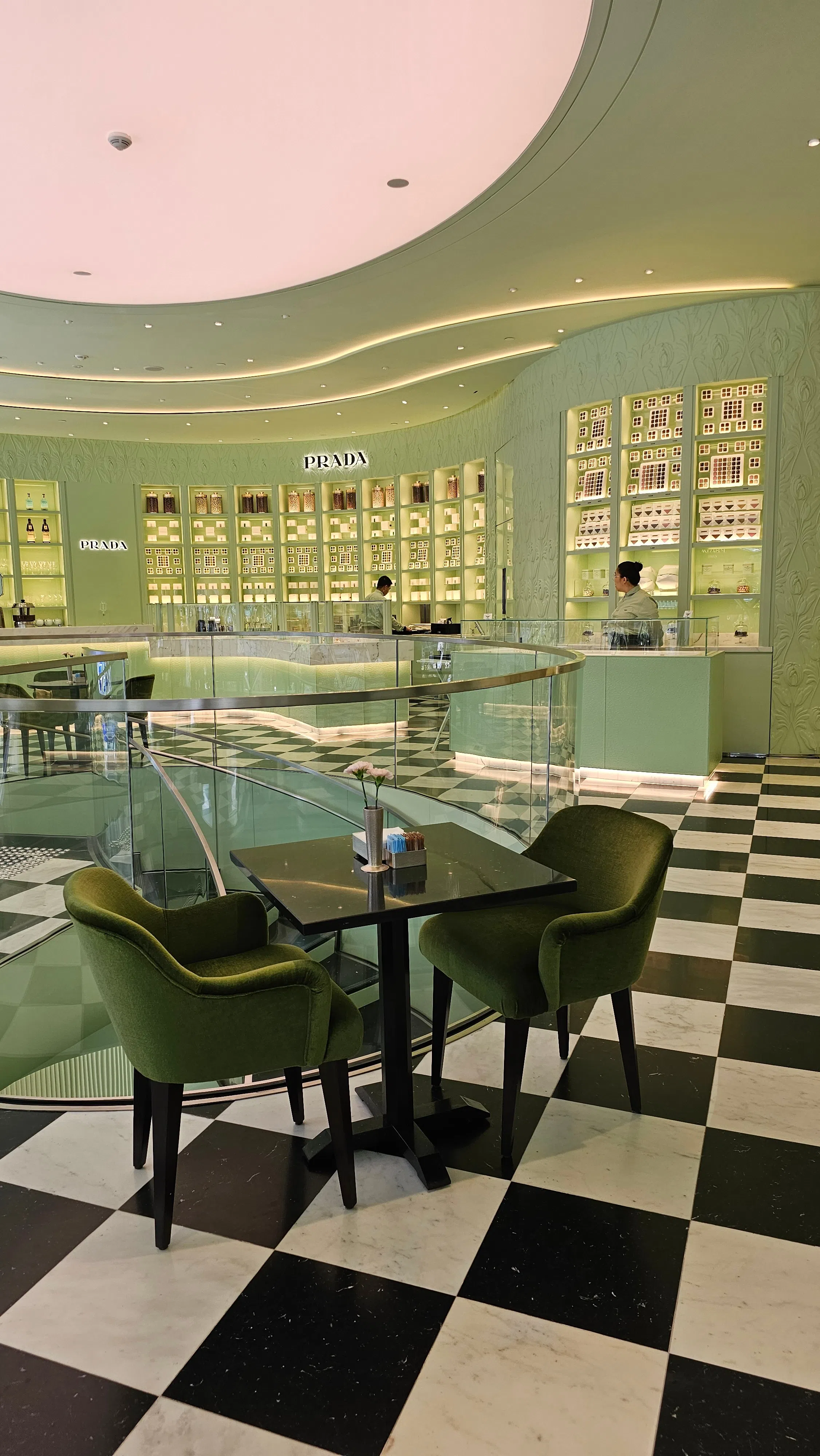 新加坡爱雍·乌节的普拉达店内开设Prada Caffè。（黄亿敏摄）