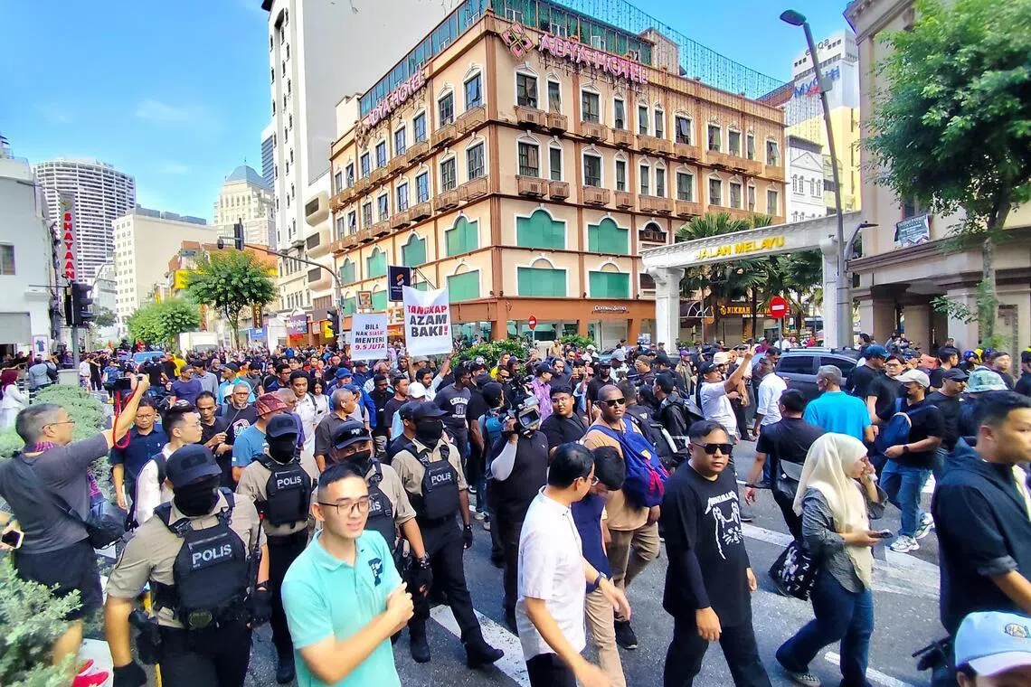 集会开始前下起大雨，集会者等雨停后开始从吉隆坡市中心的国企十合购物中心出发，一路游行前往吉隆坡独立广场。（东方日报）