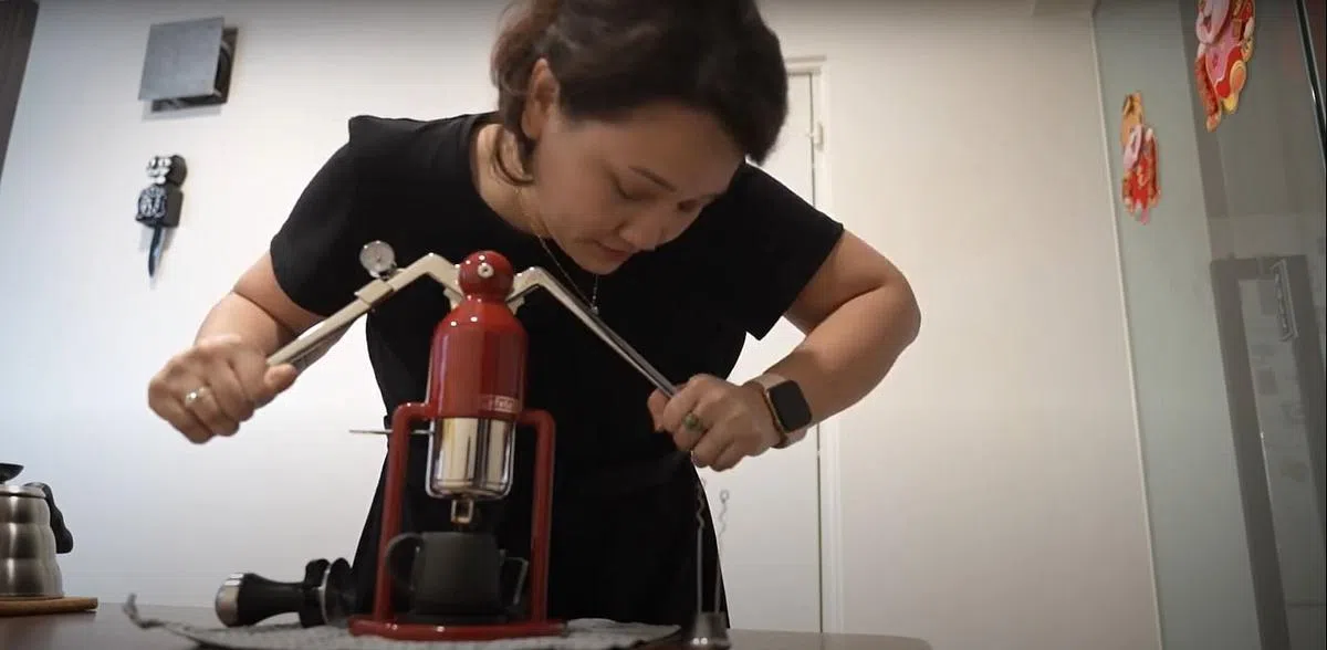 想挑战自己的话，陈秀绫会用Cafelat Robot（手压意式浓缩咖啡“机器人”）。（视频截图）