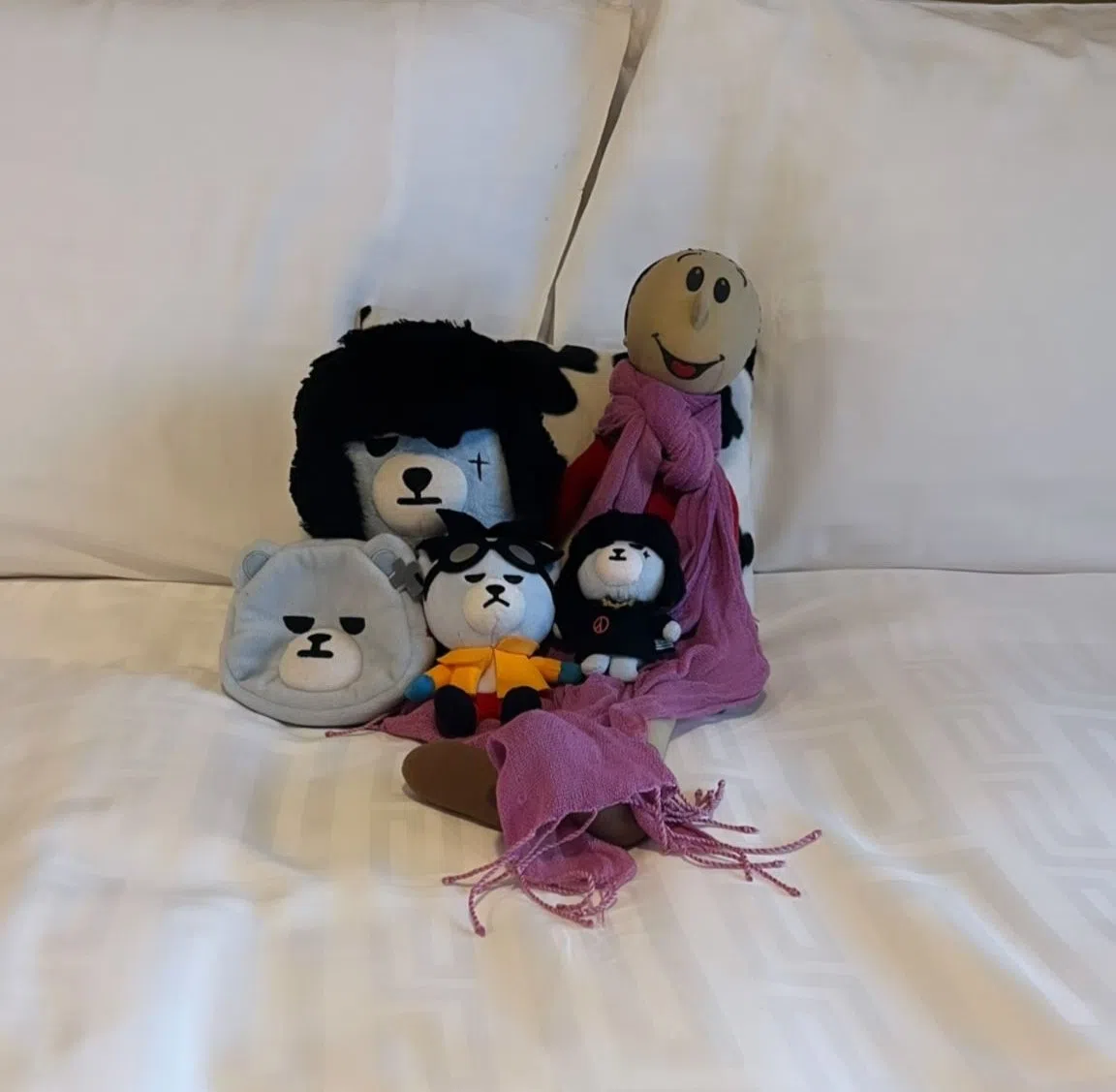莫小玲形影不离的Olive娃娃和Krunk Bear。（受访者提供）