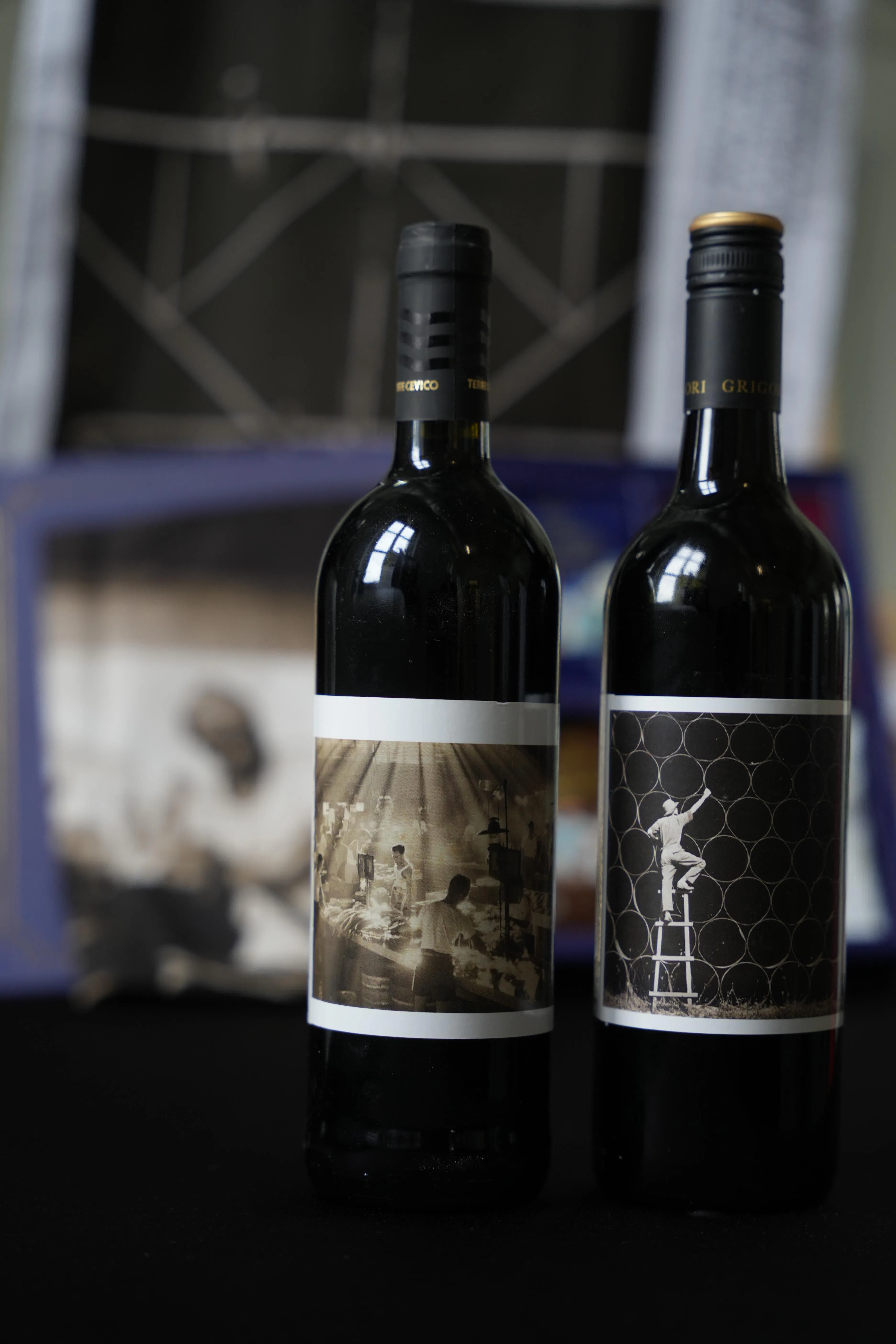 本地酒商Cellar Craft Wines精选两款红酒来配对雷福胜两幅作品，并印成酒标。（谢智扬摄）