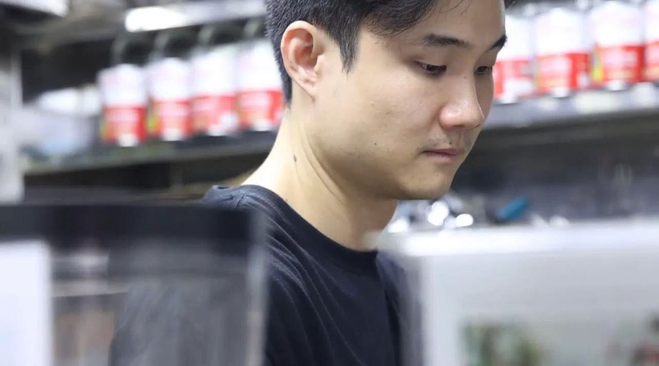 在等待咖啡豆被研磨的林威颉。（严宣融摄）