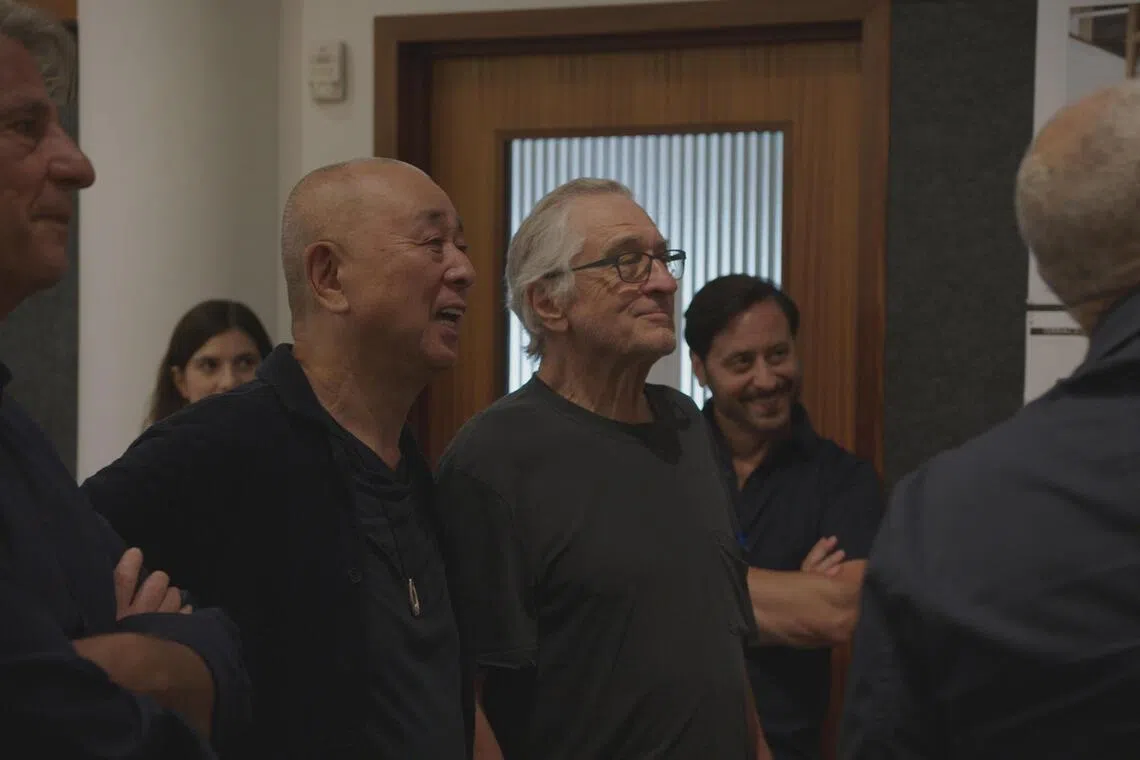 松久信幸（左二）和罗拔迪尼路（左三）一起打造Nobu餐饮集团。（邵氏机构提供）