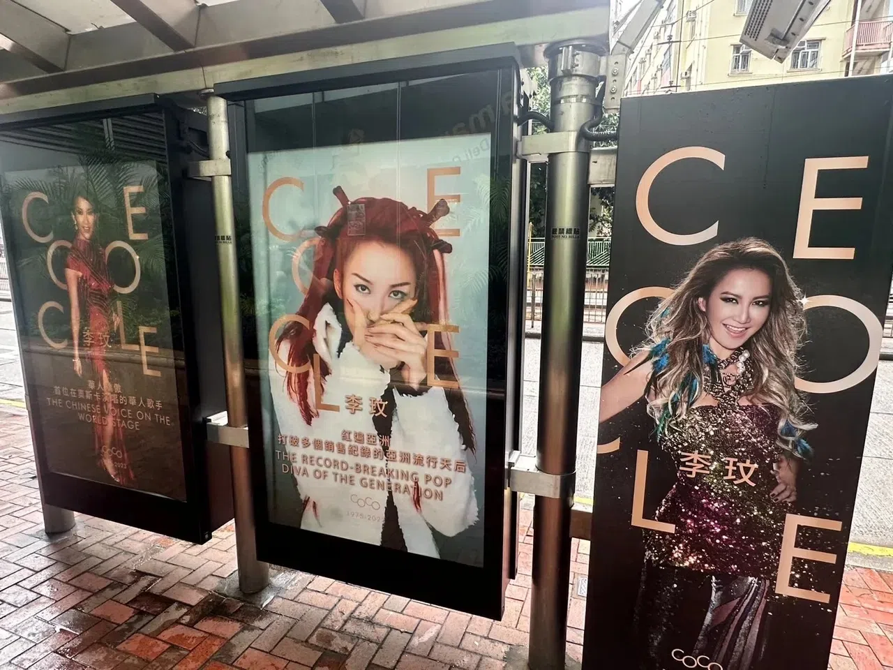 有歌迷在殡仪馆附近的巴士站买灯箱广告送别偶像。（互联网）