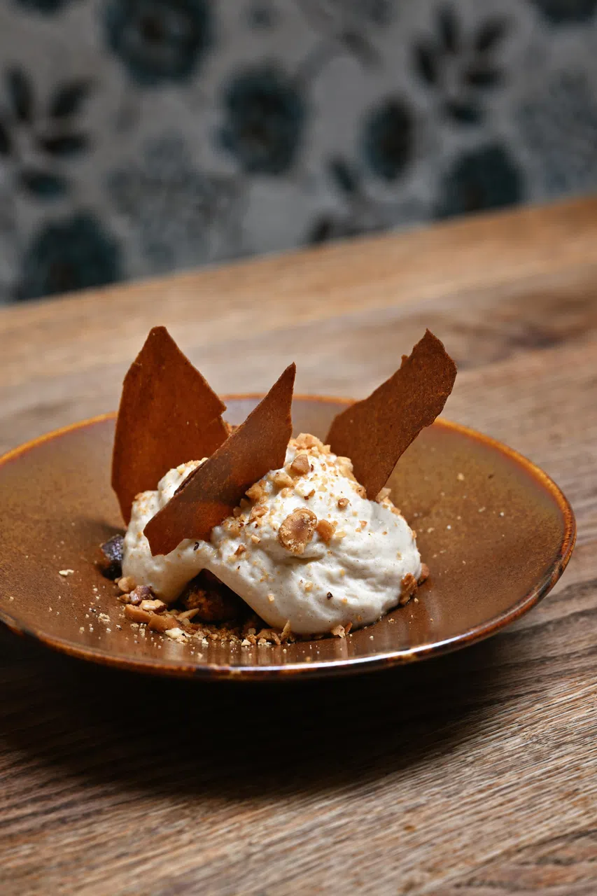 巴西莓雪葩与香蕉慕斯的组合，轻盈顺口，配以空气感泡沫和巴西坚果，不会甜腻。（餐馆提供）