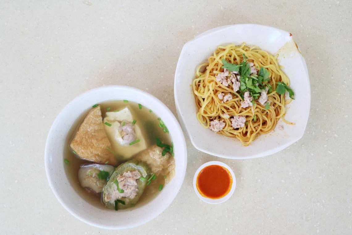 客家酿豆腐的酿件大块并带咸鱼香（左），肉碎客家面口感不错。（蔡家增摄）