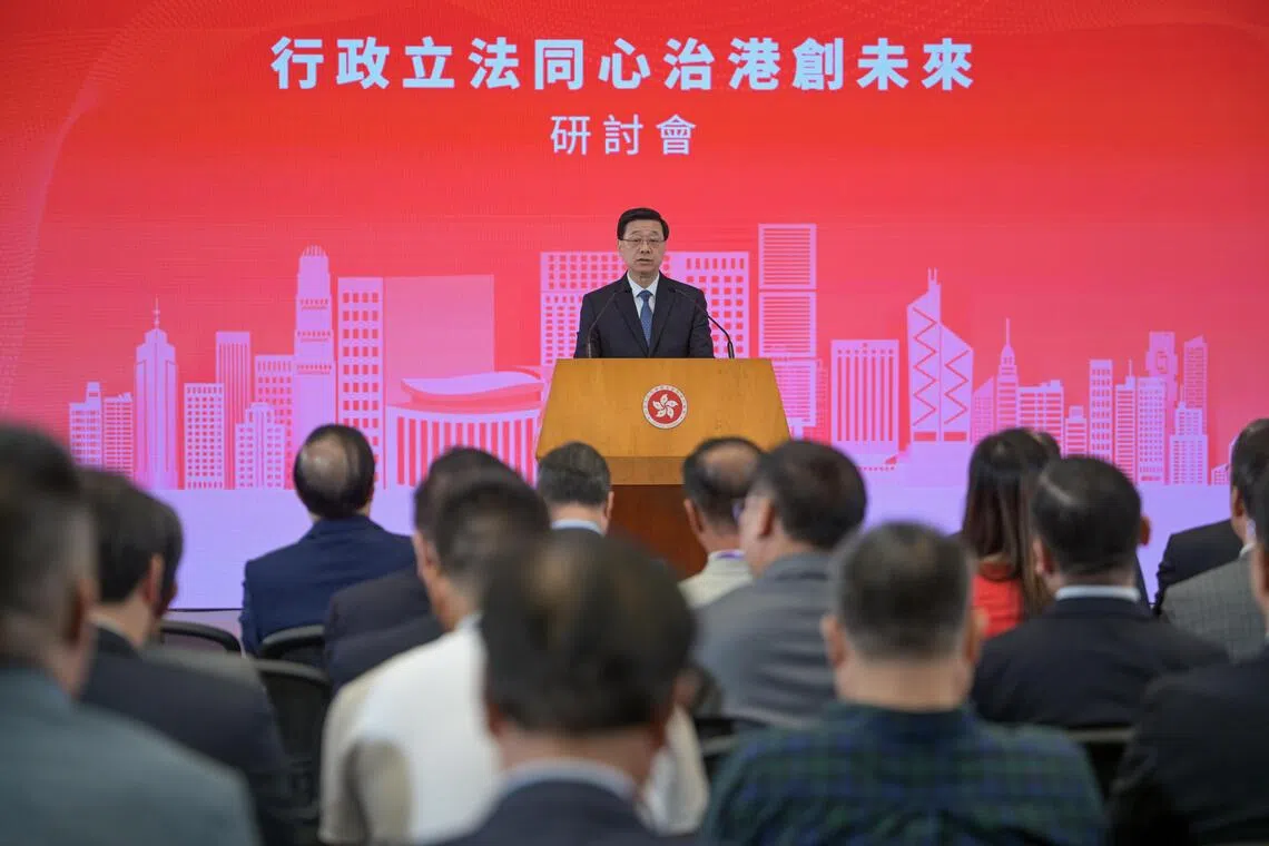 香港特首李家超星期四（10月16日）在“行政立法同心治港创未来”研讨会上作主旨发言。（中新社）