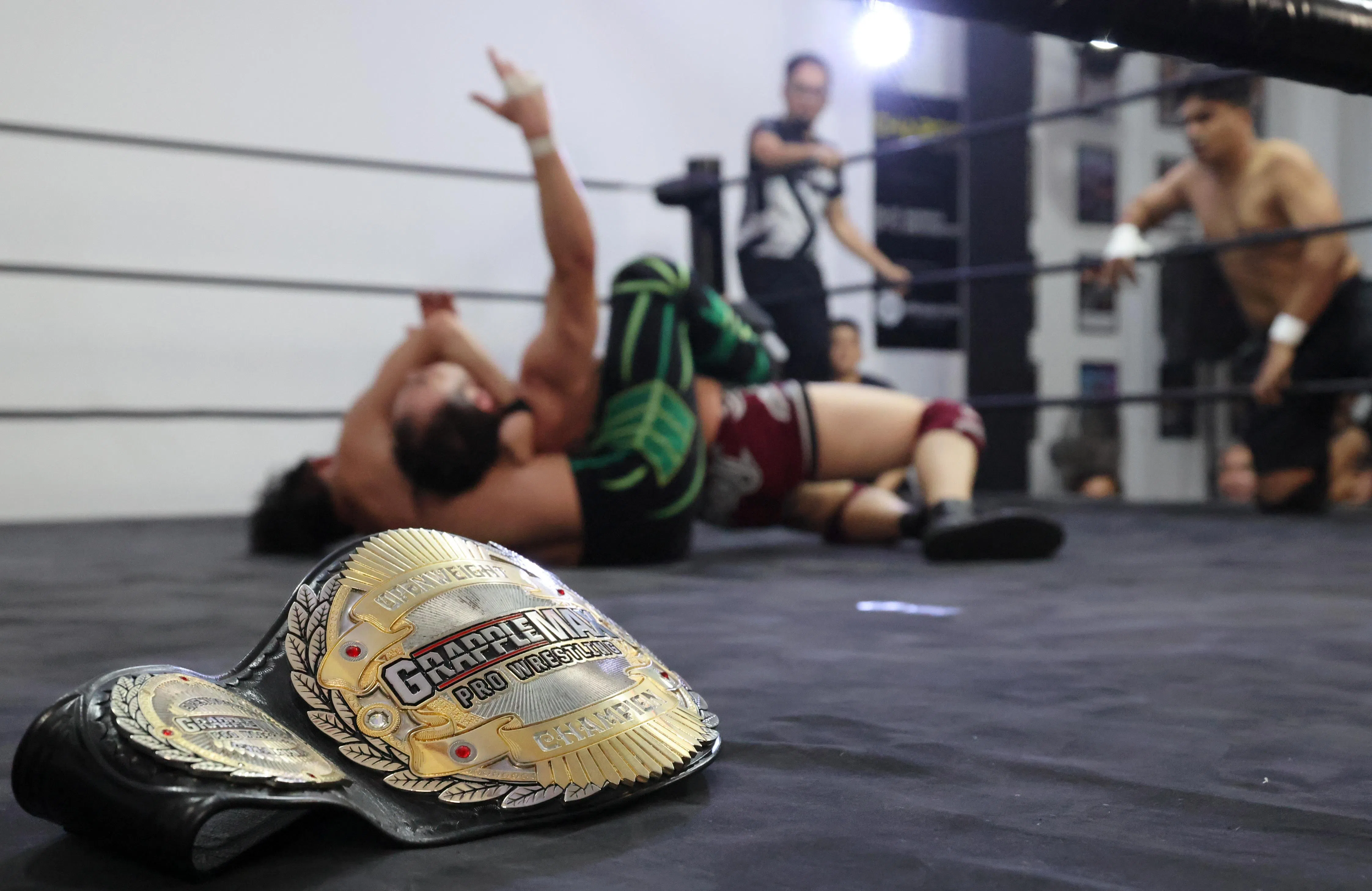 新加坡有一群年轻人，正创造着自己的摔角俱乐部。（梁麒麟摄）