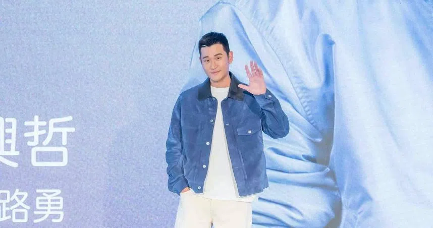 周兴哲拍摄《来！金来号！》时，为戏剃了极短平头，他说那一刻仿佛归零，从歌手重新出发到另一个身份。（互联网）