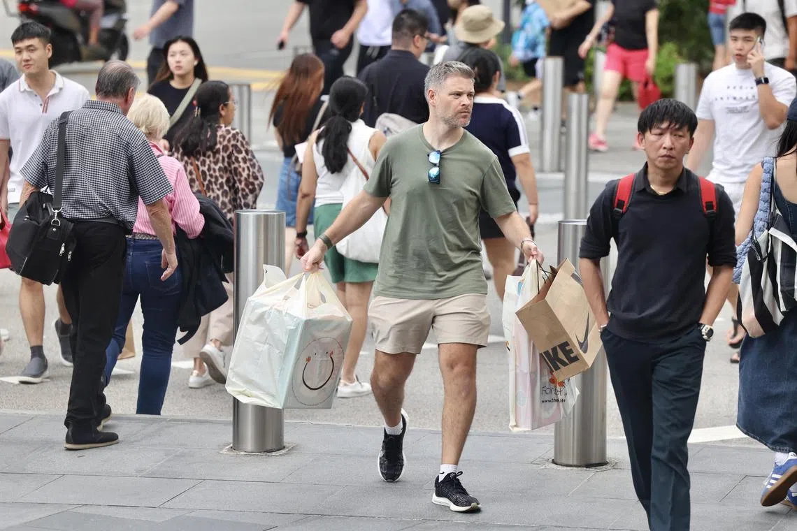 公众在圣诞节前的最后一个星期六，到乌节路威士马广场一带购物。（陈斌勤摄）