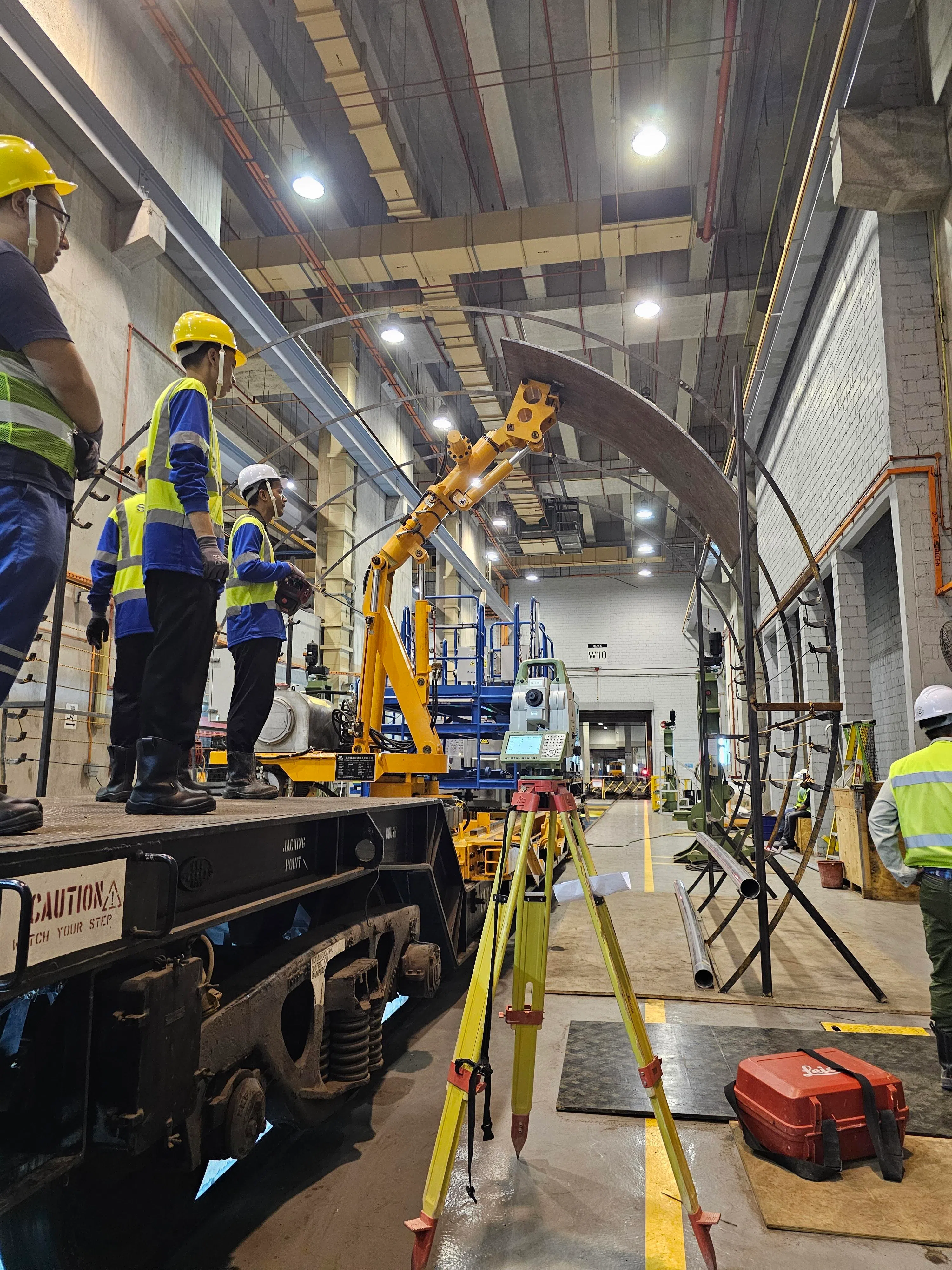 当局在金泉车厂搭建了一段“模拟隧道”，让施工团队提前练兵。（陆路交通管理局提供）