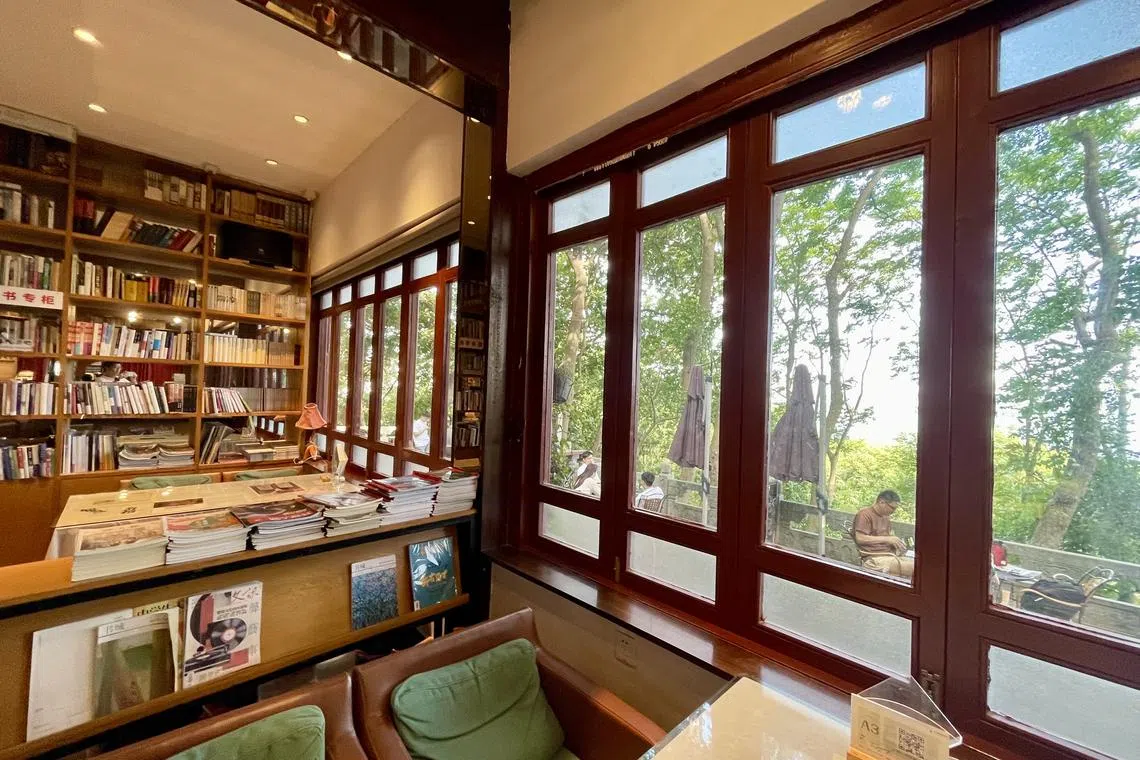 从书吧的窗口，可以观赏西湖风光。（张志华摄）