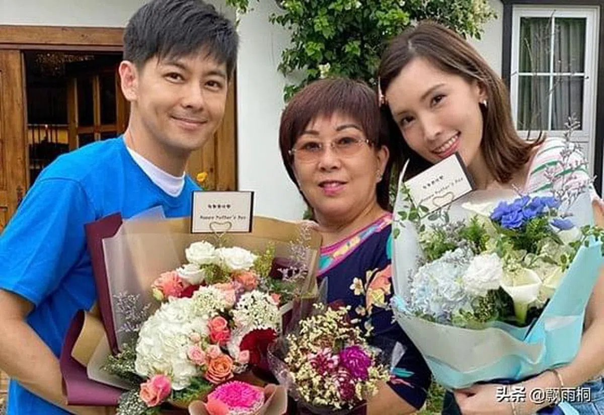 陈若仪（右）在实境节目《婆婆和妈妈》中，谈到与婆婆（中）相处的点滴。（互联网）