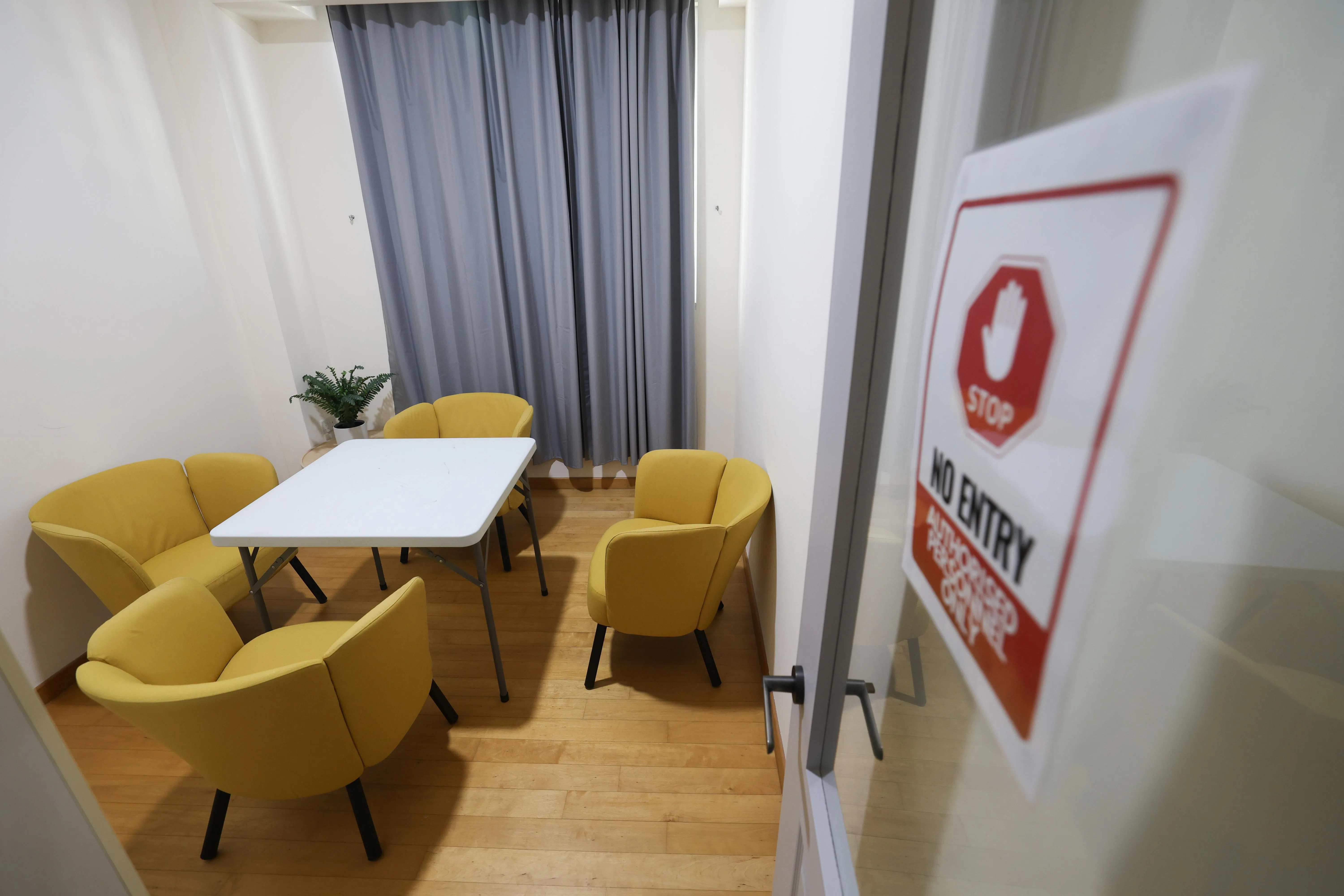 位于杨厝港的过度庇护所也设有辅导室，让有需要者与社工交流。（关俊威摄）