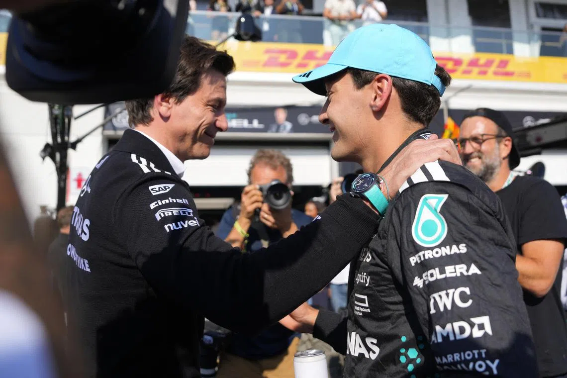 马赛地领队沃尔夫（左）称，车队虽然有意签下费斯塔彭，但这并不会影响拉塞尔（右）的续约。（路透社）