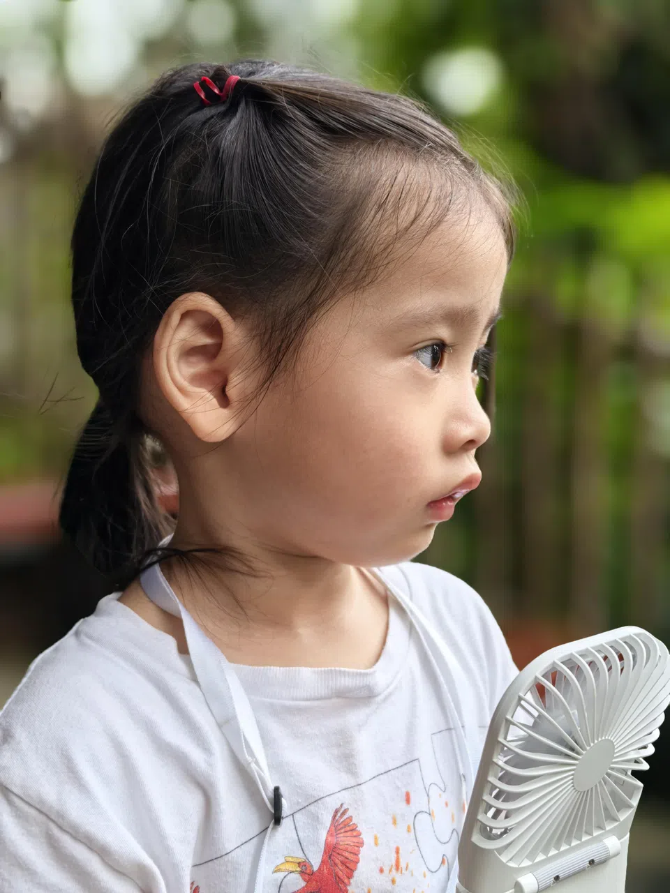 人像模式下的背景虚化效果能够准确分离主体和背景，增添画面层次感。（黄少伟摄）