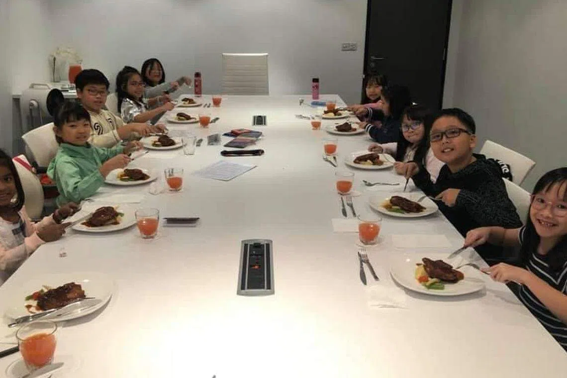 餐桌礼仪可从小学起，图为Molly Manners儿童餐桌礼仪课的活动照片。（受访者提供）