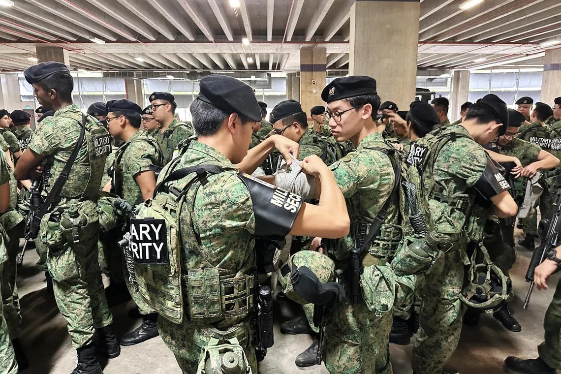 一名全职国民服役人员复习为同僚“包扎伤口”。（马华卿摄）