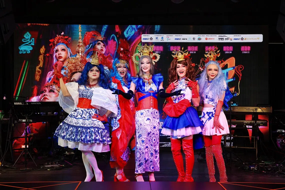 陈日成（左起）、赖宇涵、李国煌、陈俊权和张承喜以变装造型为电影造势。（龙国雄摄）