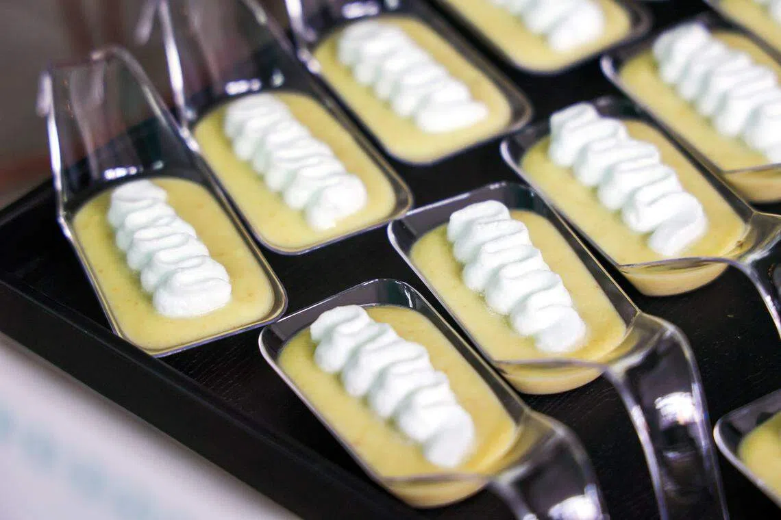 The Gentle Group寻求为吞咽困难症提供多元的餐饮选择。图为泥状的咖椰蛋糕，不用咀嚼也能吞食。（卓祾祎摄）