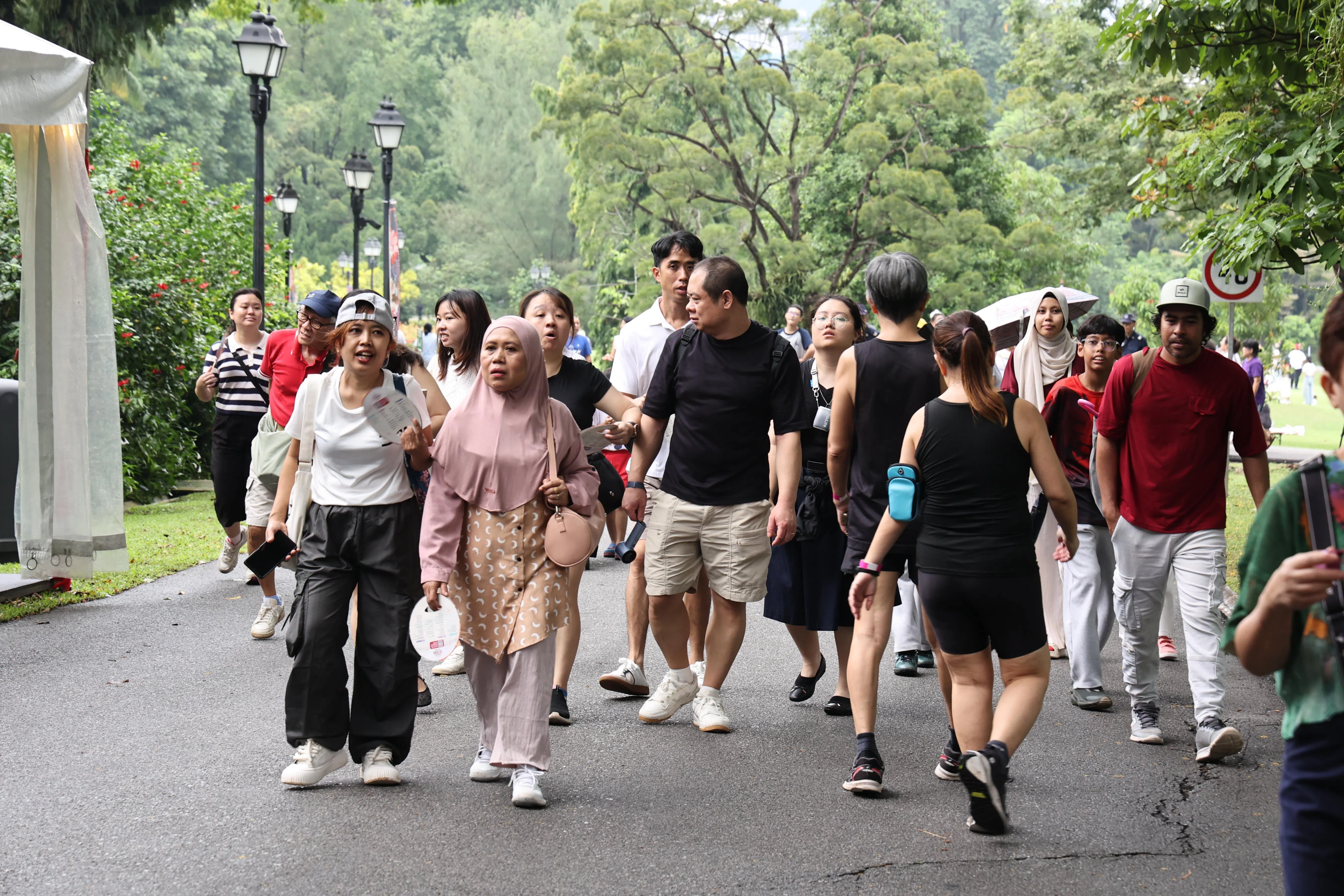 虽然上午下了大雨，但总统府访客络绎不绝。（周国威摄）