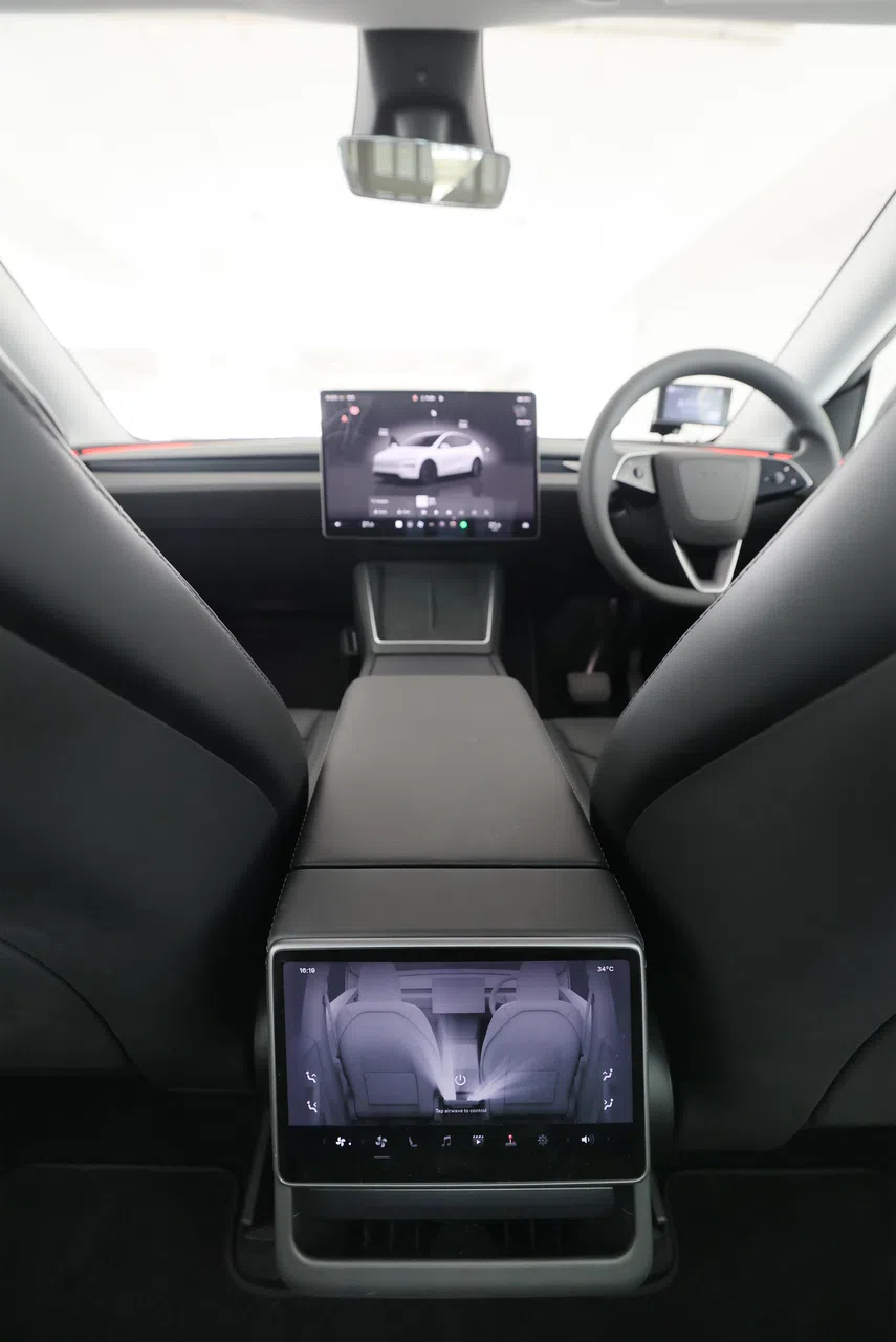 8英寸小屏幕让乘客可以调控冷气、玩游戏或看影片。（龙国雄摄）