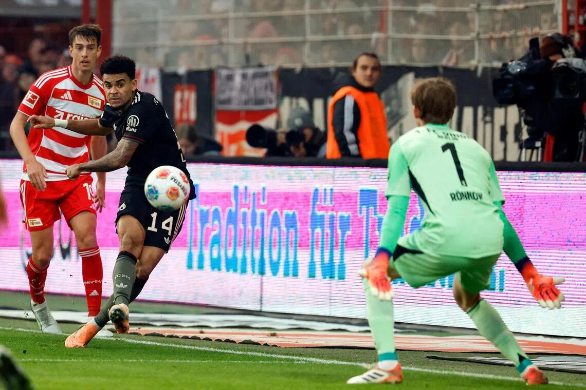 拜仁边锋迪亚斯（黑衣）几乎是擦着底线起脚，射入了这记高难度进球。（法新社）