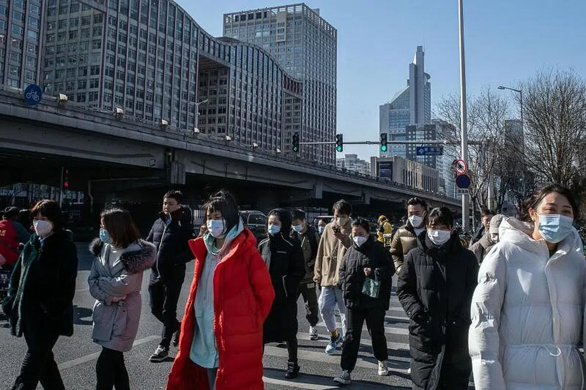 中国开放疫情政策以后，北京的年轻人正在上班的路上。（彭博社）