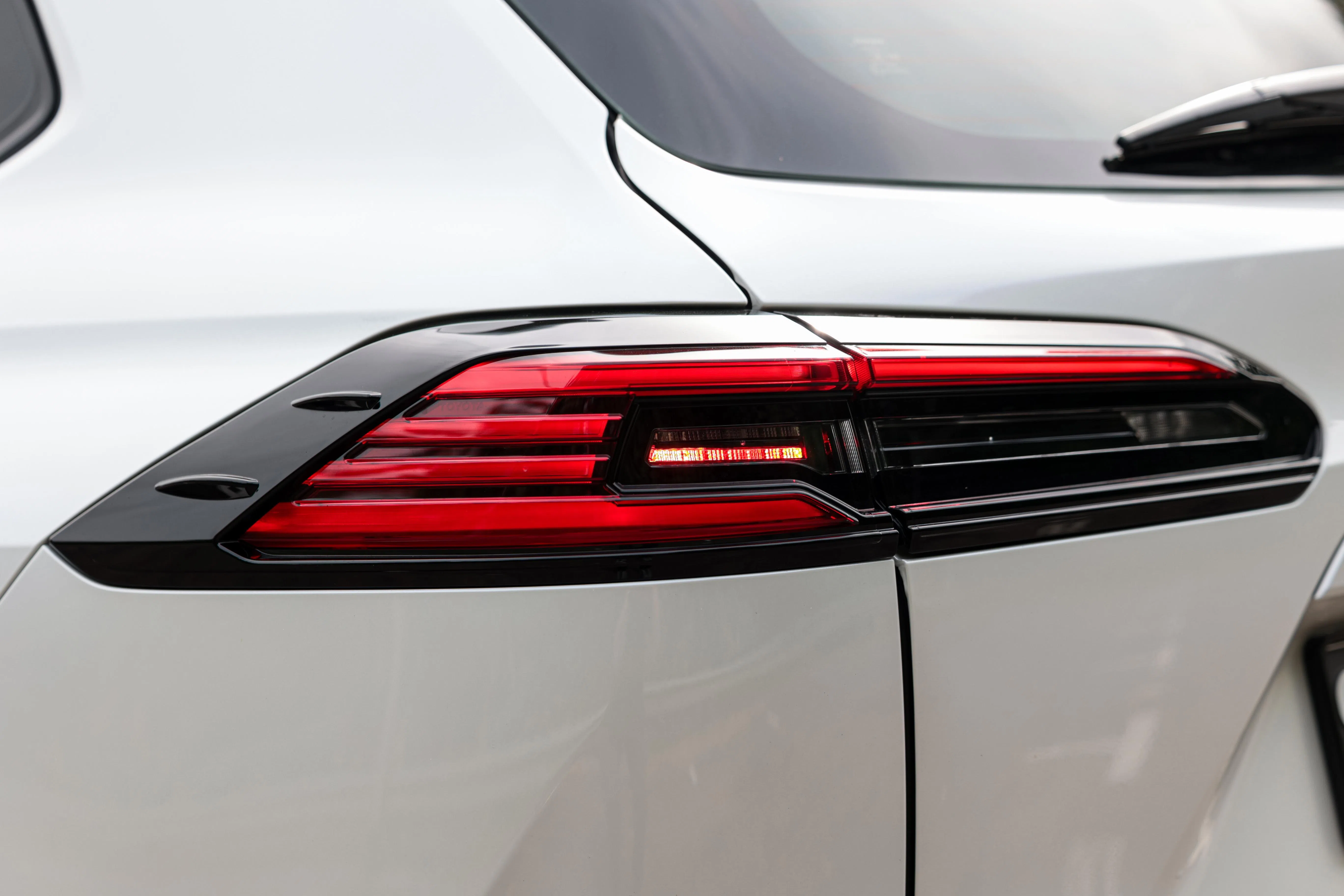 尾灯组改用暗色灯罩，修长造型与头灯相呼应。（李冠卫摄）