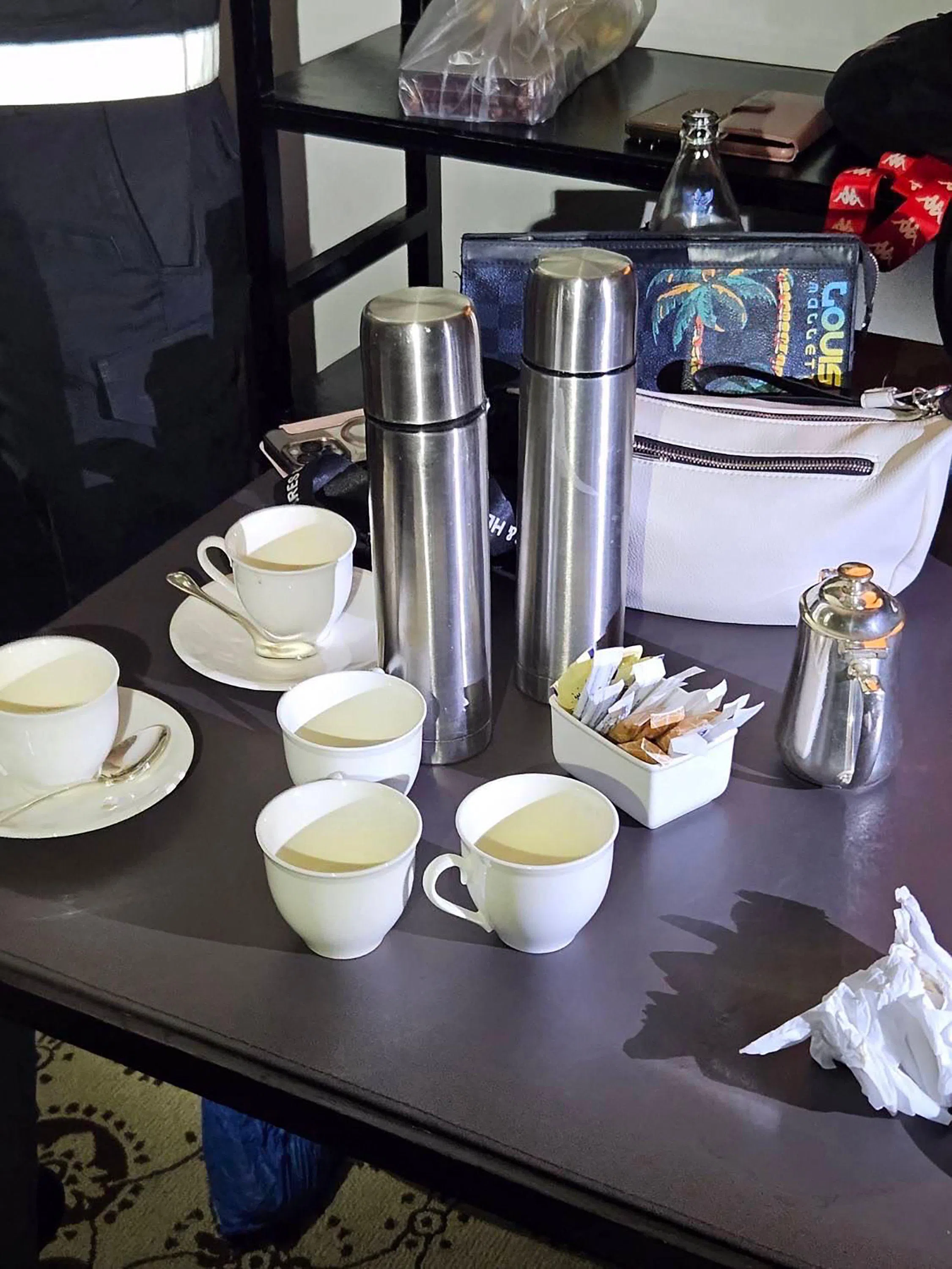 泰国皇家警察7月16日拍摄并发布的照片显示，现场的茶杯有饮用茶水或咖啡的残留物。（法新社）