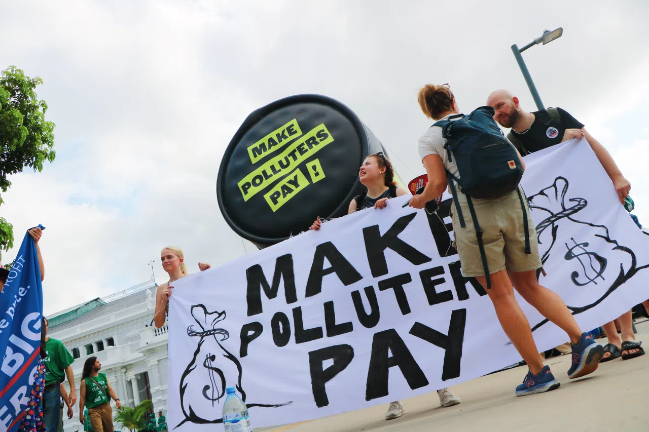 据“把污染大户踢出去”（Kick Big Polluters Out）联盟分析，每25名COP30与会者中，有一人是化石燃料游说者，引起环保分子的不满。（蔡玮谦摄）