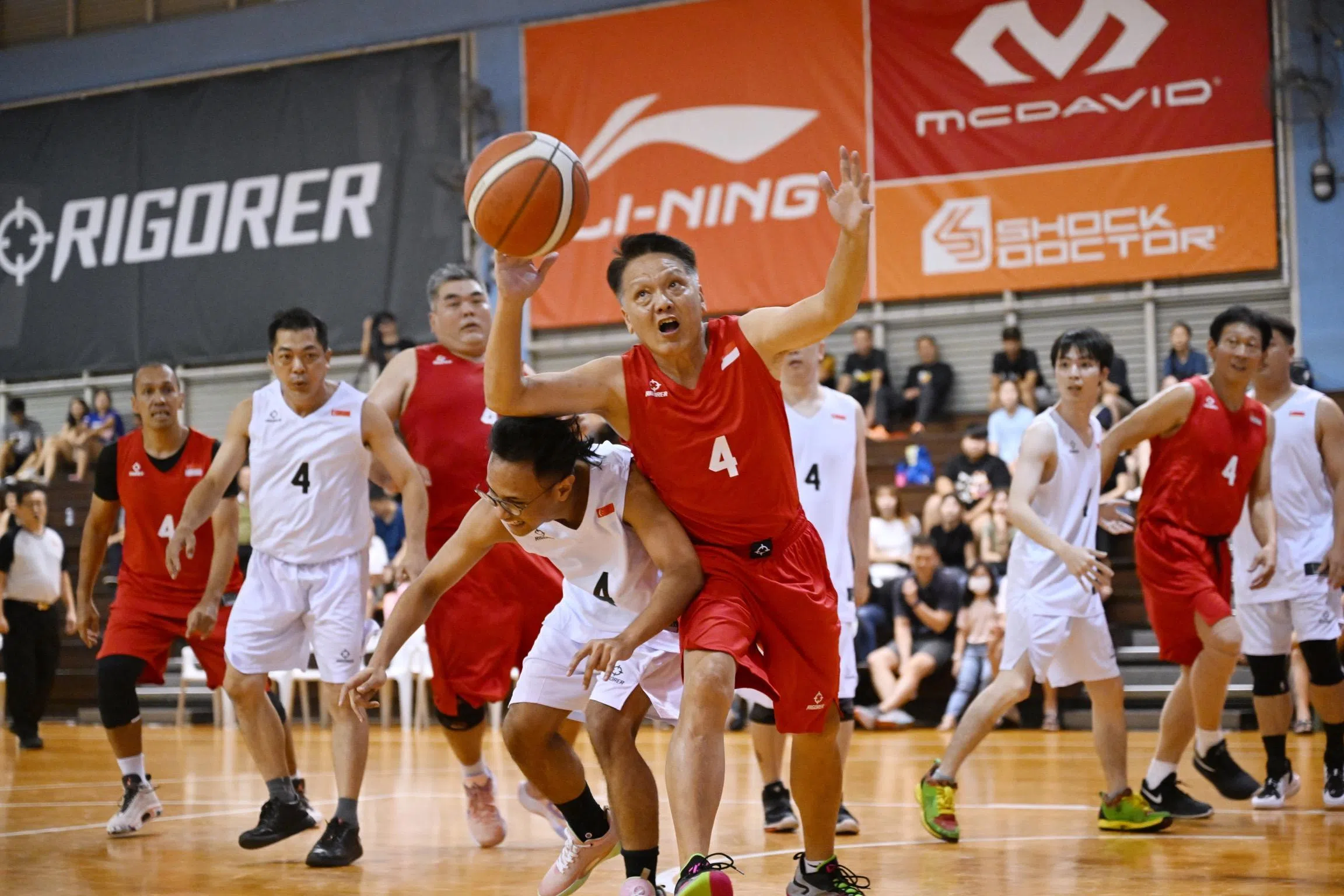 为缅怀我国篮球名宿钟有生，篮总星期天（11月26日）特意在新加坡甲组篮球联赛决赛前举办了一场“怀念钟有生”纪念赛。红衣球员为他当时的国家队队友，白衣球员为他当时的裕廊中学篮球队球员。（海峡时报）