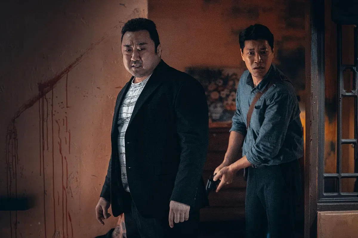马东石（左）与崔贵化在《犯罪都市》饰演一起到越南执行危险任务的刑警。（嘉华提供）