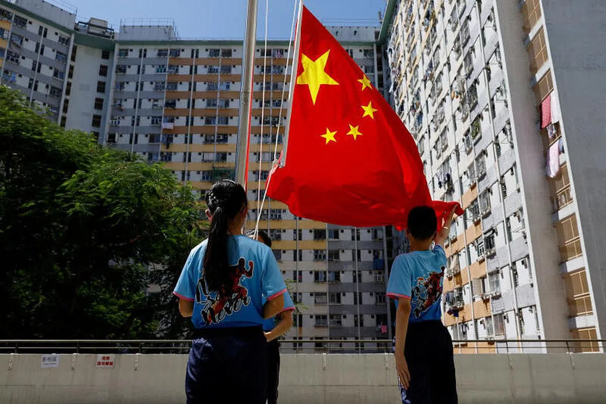 一些有小孩的BNO香港人坚信，移居英国的决定符合孩子“最大利益”。图为香港一所小学去年进行升旗仪式。（路透社）