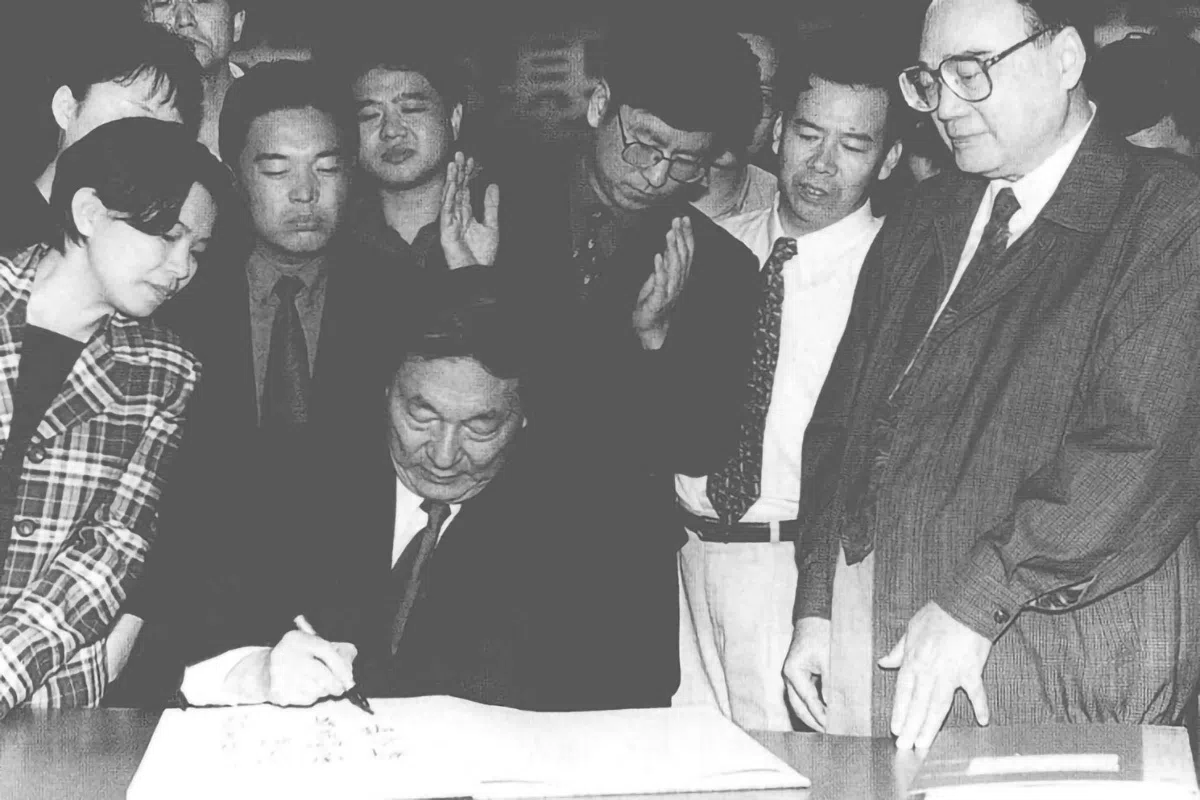 1998年10月7日，时任中国总理朱镕基到官媒中央电视台考察，期间与《焦点访谈》节目组座谈。朱镕基当天破例为《焦点访谈》题词：舆论监督，群众喉舌，政府镜鉴，改革尖兵。（互联网）