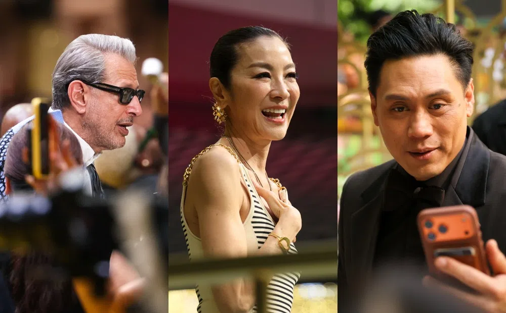 Jeff Goldblum（左图起）、杨紫琼和导演朱浩伟向影迷表达谢意。朱浩伟不改导演本色，用手机记录影迷热情的反应。（张俊杰摄）